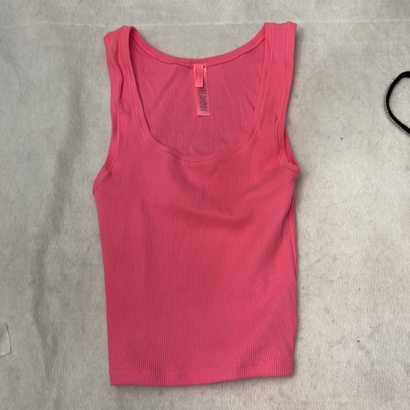 SKIMS Cotton Ribbed Tank in Sugar Pink - S